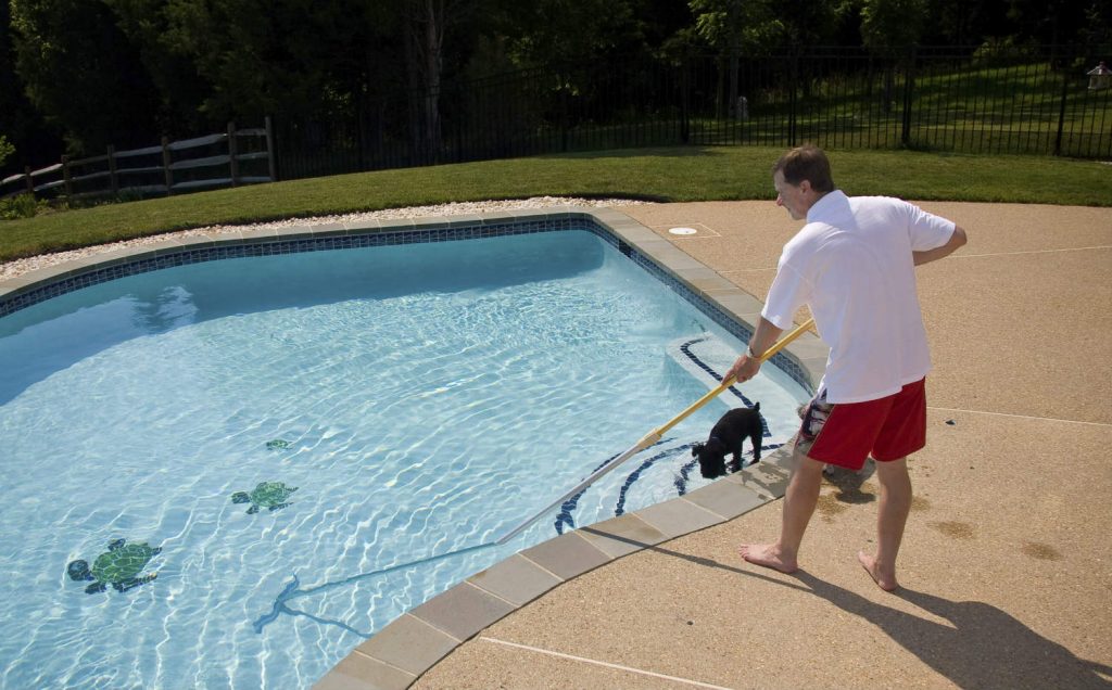 Swimming pool cleaning service